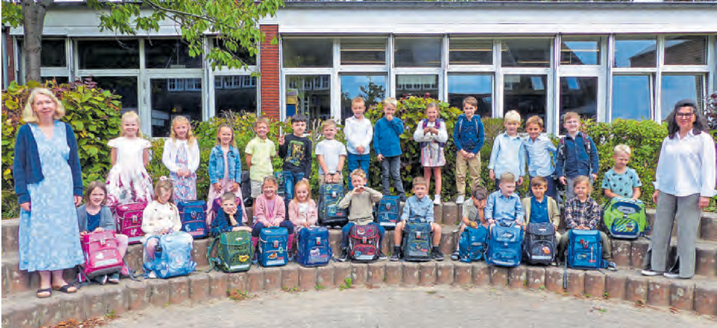 Klasse 1b, Klassenlehrerin Fr. Siemes-Schvob (rechts). u. Klassenlehrerin Fr. Weihe-Koch (links)