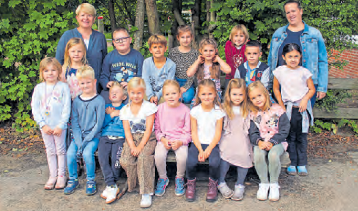 Klasse 1a und 1b, Klassenlehrerin der Kl. 1a Fr. Maren Flötotto, Klassenlehrerin der Kl. 1b Fr. Michaela Nürnberg Foto: Gudrun Ehlers