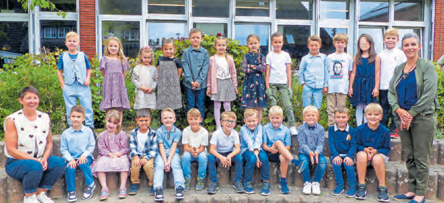 Klasse 1a, Klassenlehrerin Fr. Mohr (rechts). u. Kooperationserzieherin Fr. Schwere (links)