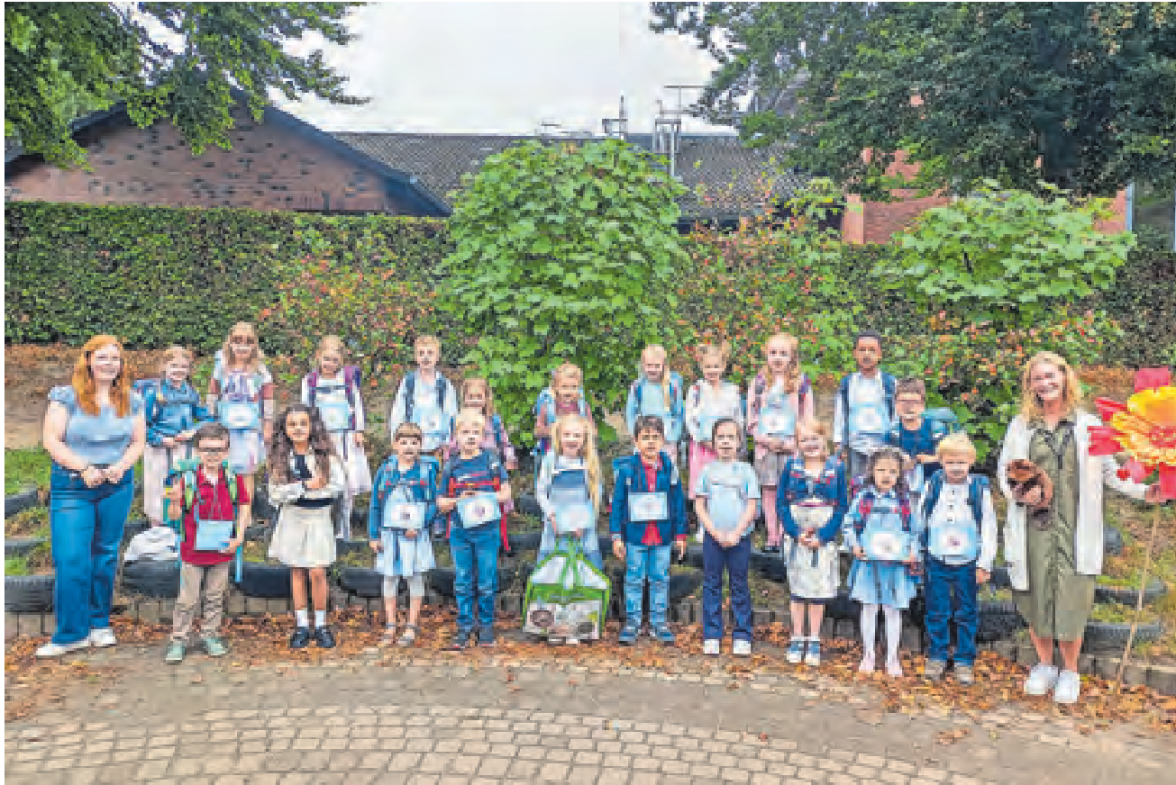 Die Klasse 1b mit Lehrerin Simone Huhn (r.) und FSJ-Kraft Lioba Walkling Foto: Johannes-Gutenberg-Schule/hfr 