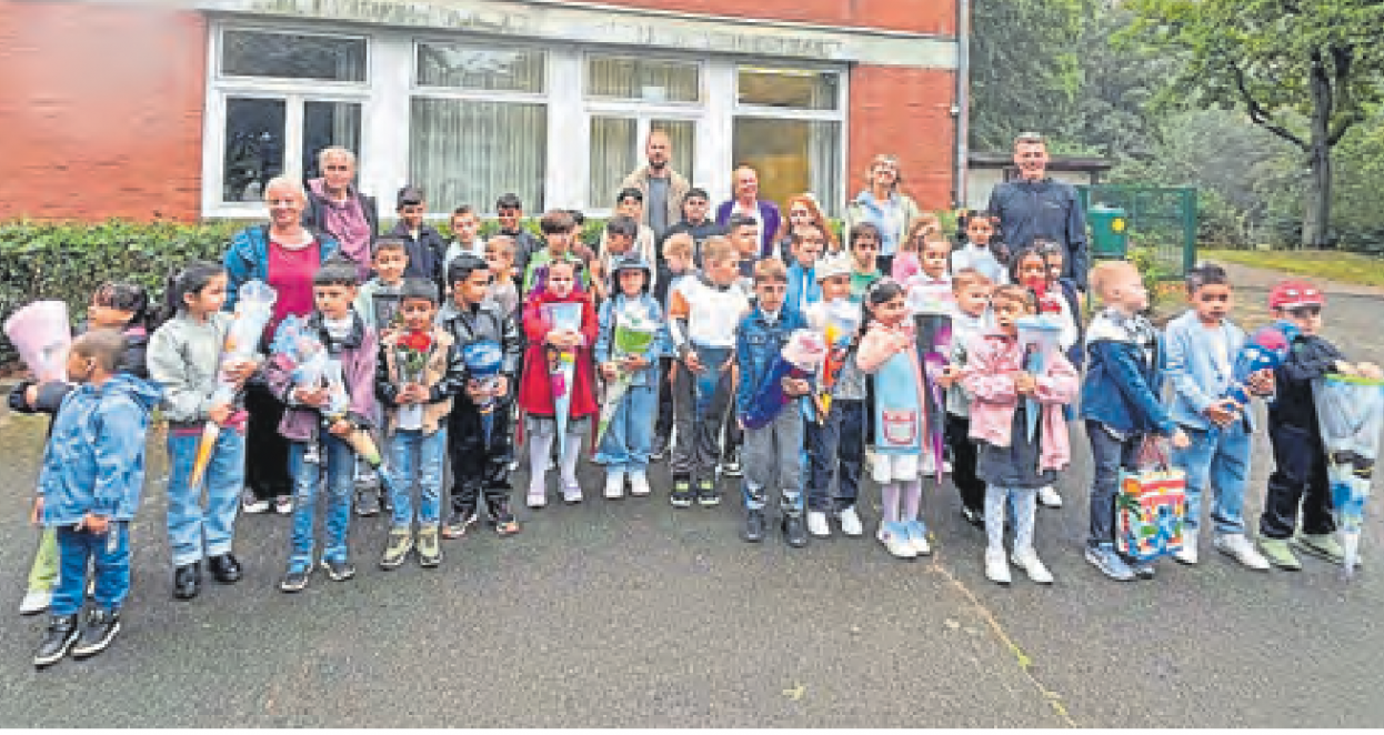 Die Kinder des DaZ-Zentrus freuen sich darauf, mit den Klassenlehrkräften Florian Matthes, Catharina Rahtke und Christiane Schutt die Schule kennenzulernen. Foto: Stadtschule/hfr