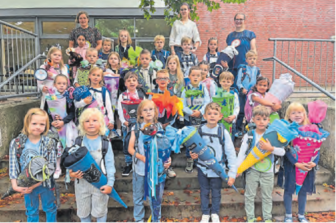 Mit den Lehrkräften Aalke Frerichs und Nina Schliep startet das Abenteuer Schule für die Kinder der 1d. Pelle, der rote Panda begleitet sie dabei. Foto: Stadtschule/hfr