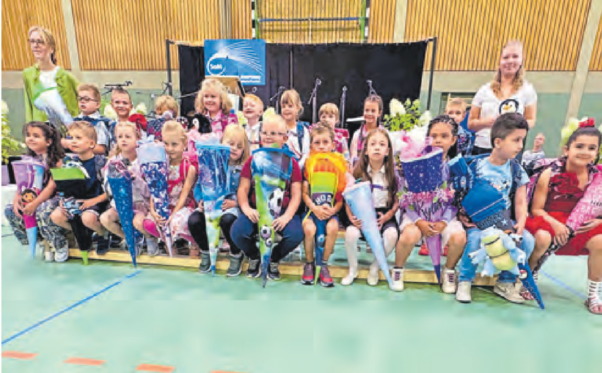 Die Klasse 1b mit Klassenlehrern Annika Sturm und FsJlerin Lara Koberg Foto: Schule am Masurenweg/hfr