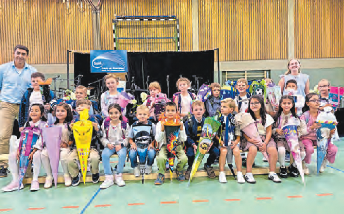 Die Klasse 1d mit Klassenlehrer Sascha Afschar und FsJlerin Kiera Krey Foto: Schule am Masurenweg/hfr