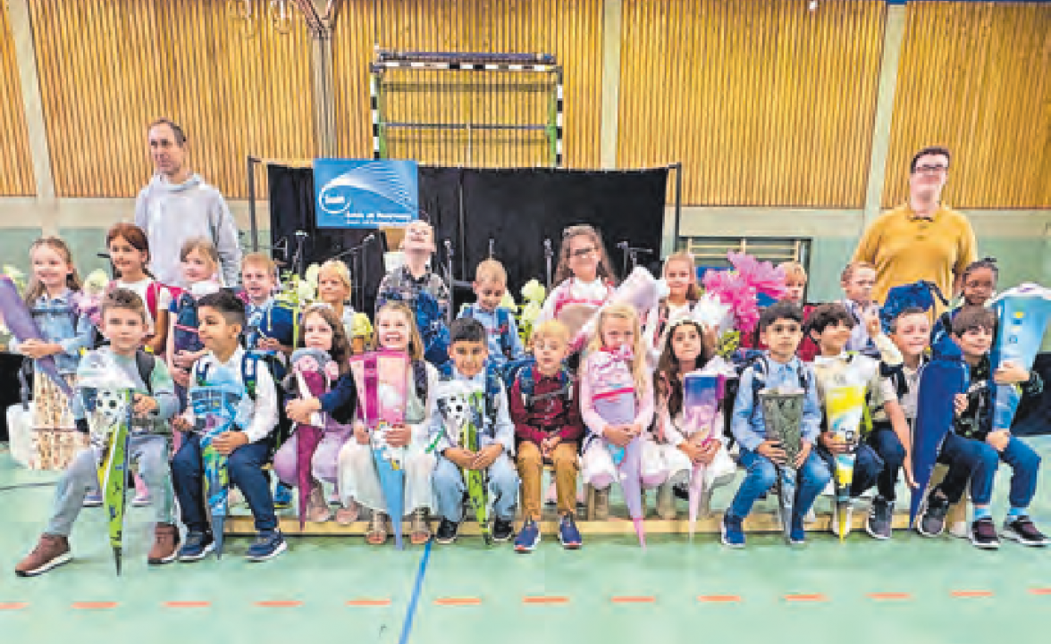 Klasse 1c mit Klassenlehrer Markus Kößling und FsJler Dominik Stock Foto: Schule am Masurenweg/hfr