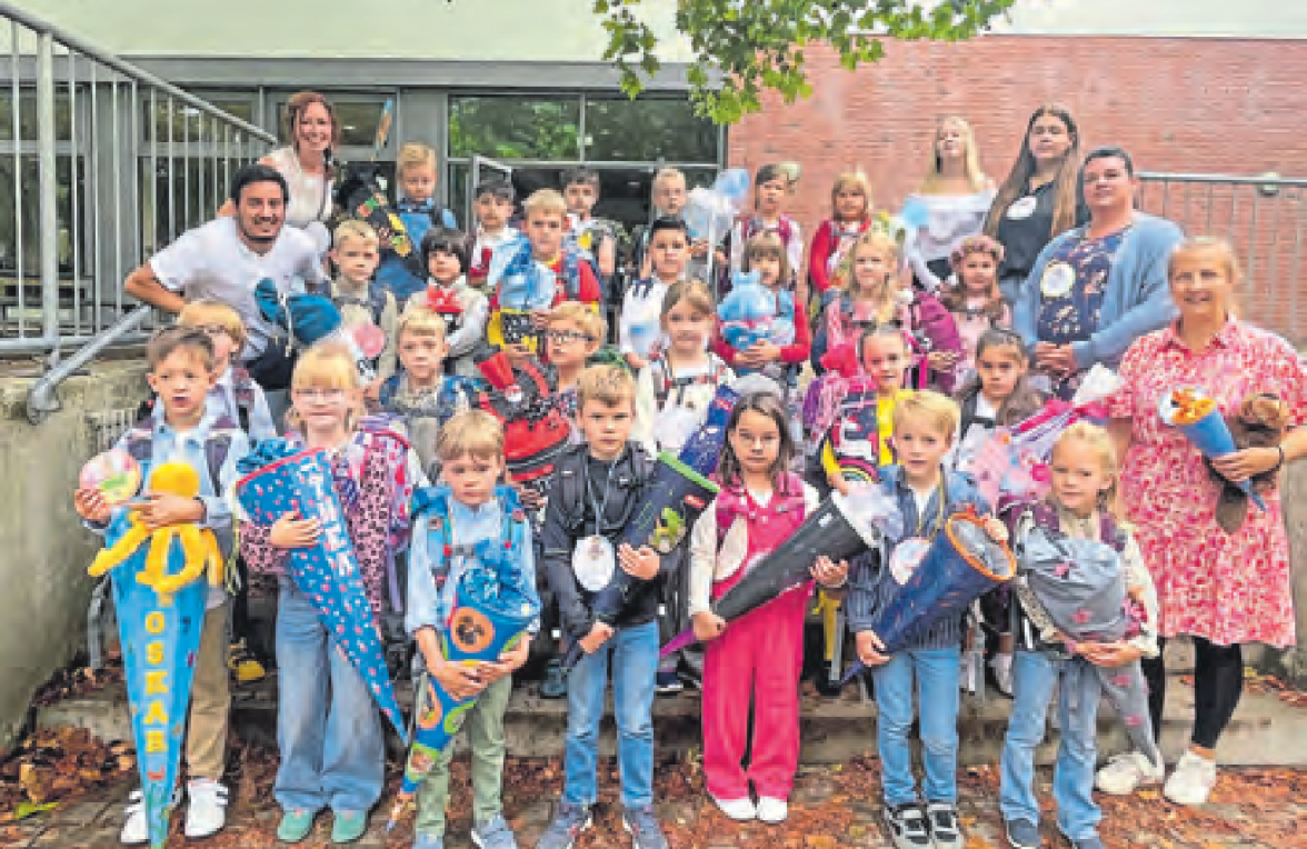 Die Klassenlehrkräfte Wiebke Möritz und Anica Sievert starten mit der 1c. Bolle, der Biber, unterstützt die Kinder tatkräftig. Foto: Stadtschule/hfr