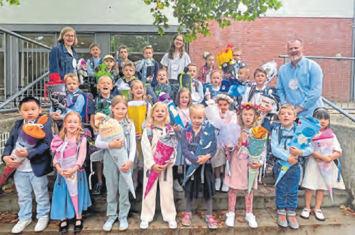 Das Gleithörnchen Gabi freut sich mit David Berner und Katrin Lohse auf die vielen Kinder der Klasse 1b. Foto: Stadtschule/hfr