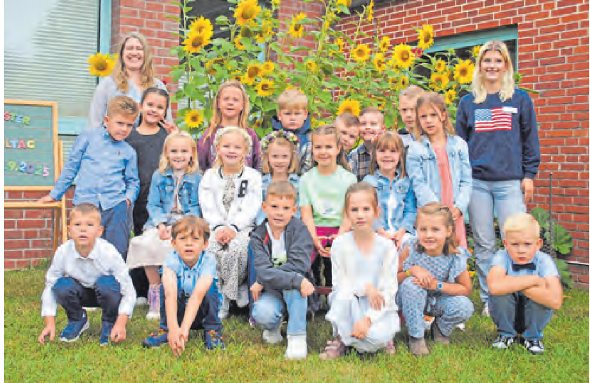 Die Klasse 1c mit Lehrerin Laura Freund und FSJ-Kraft Jane Rühmeier. Foto: Grundschule Alte Alster/hfr 