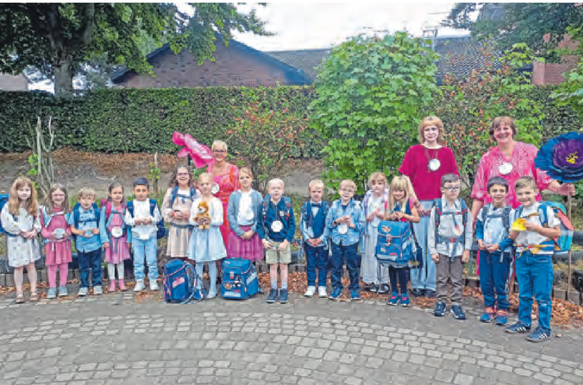 Die Klasse 1c mit Lehrerin Stefanie Liebel (Mitte), Kerstin Srugis (schulische Assistentin, rechts) und FSJ-Kraft Anna Lena Balandis (FSJlerin 2. von rechts) Foto: Johannes-Gutenberg-Schule/hfr 