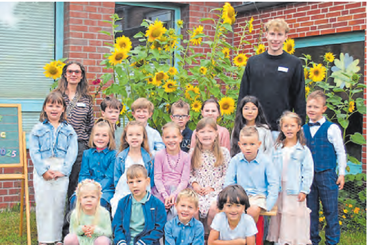Die Klasse 1b Lehrerin Jacqueline Drößmar und FSJ-Kraft Robin Weden. Foto: Grundschule Alte Alster/hfr