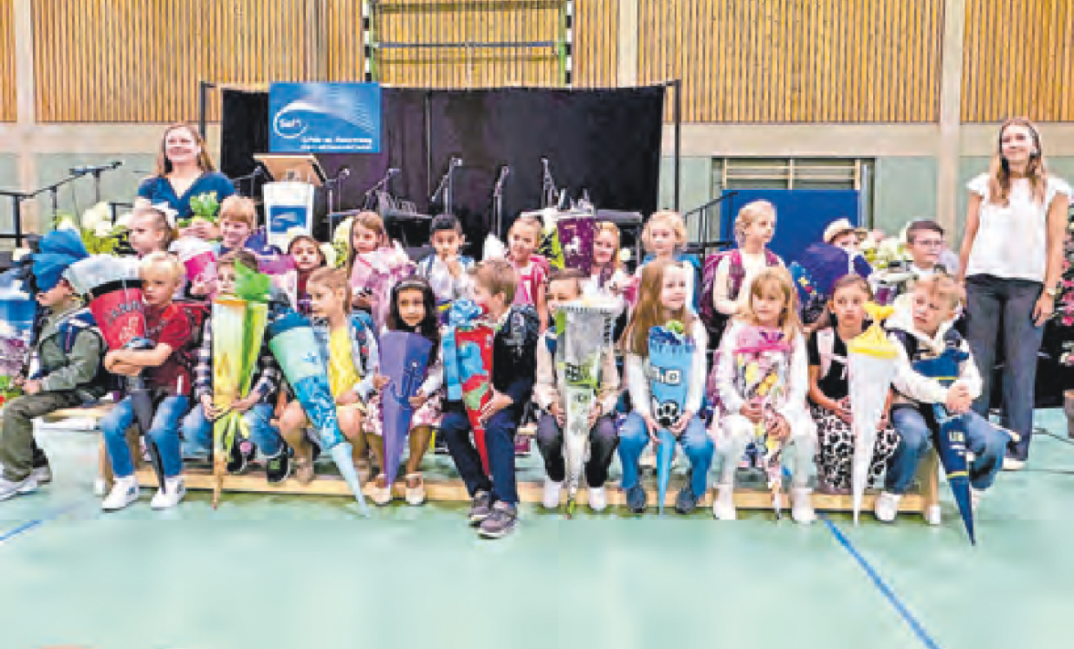 Die Klasse 1a mit Klassenlehrerin Franziska Bratz und FsJlerin Line Ruge Foto: Schule am Masurenweg/hfr