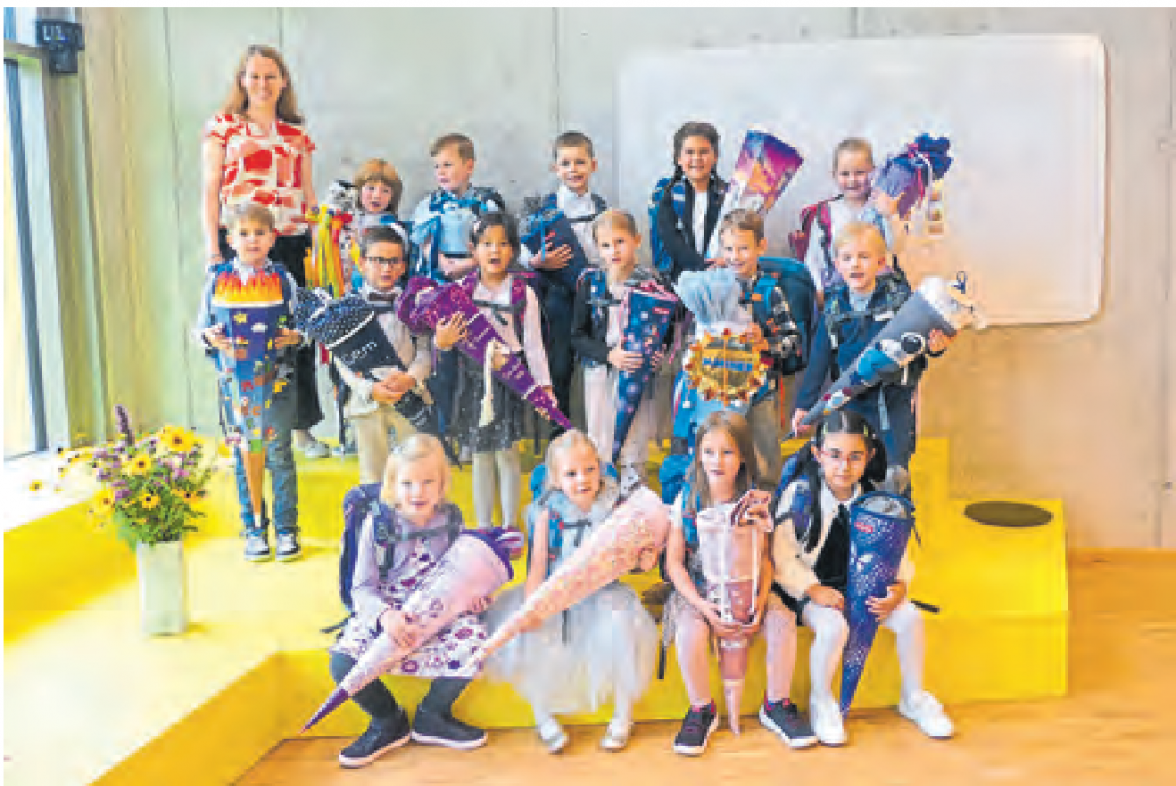 Klasse 1a mit der Klassenlehrerin Dorit Stüver. 