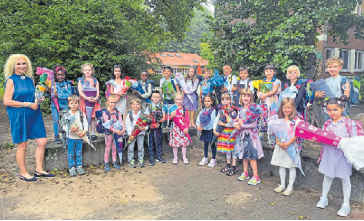 Klasse 1b (Taubenklasse) mit der Klassenlehrerin Gunhild Neugut. 