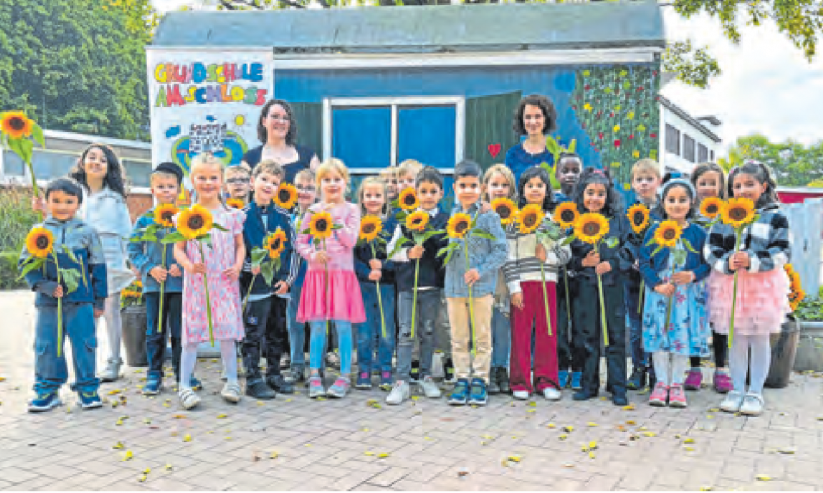 Klasse 1c mit der Heilerzieherin Vivien Rathloff (links) und der Klassenlehrerin Marit Volkerding.