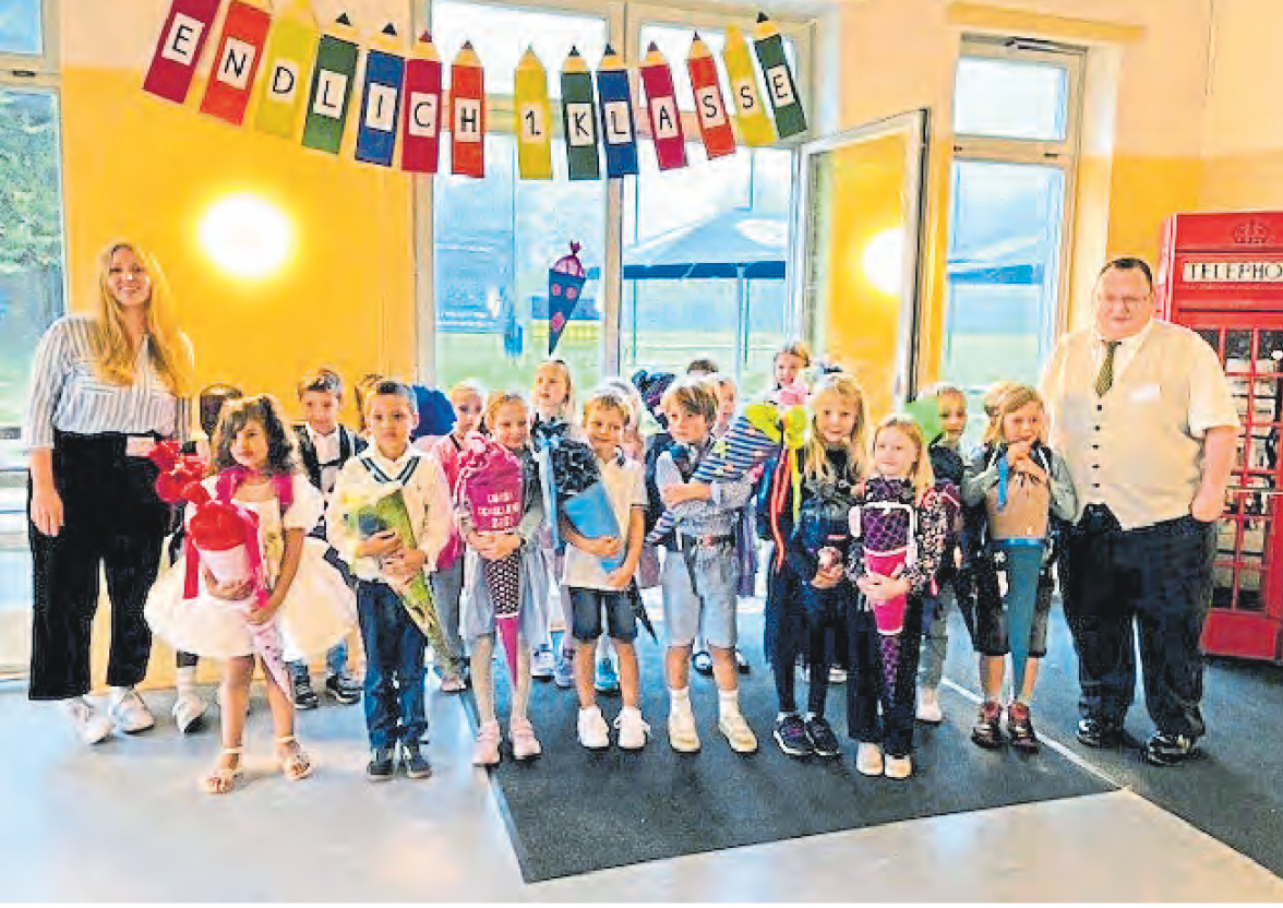 Klasse 1a (Eisbärklasse) mit der Lehrerin Katharina Sperling und dem Erzieher der Nachmittagsbetreuung, Michi Klich. Fotos: Schule/hfr (3)