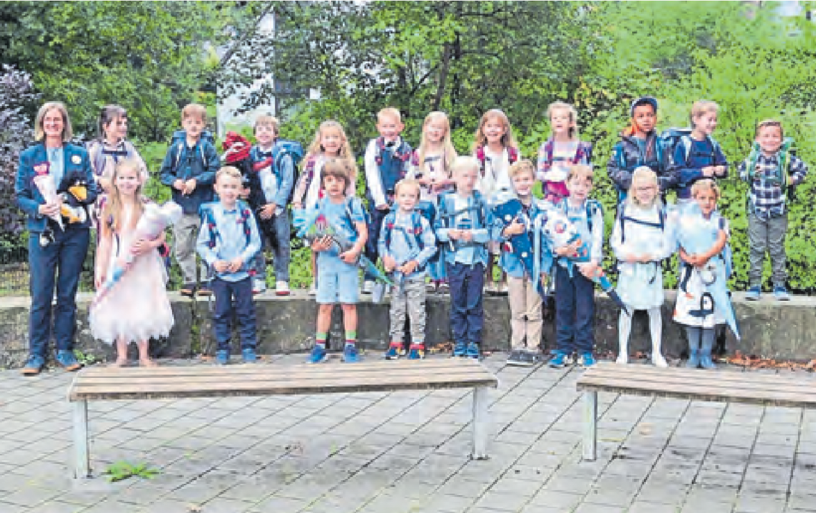 Klasse 1b mit der Klassenlehrerin Michaela Potthoff.