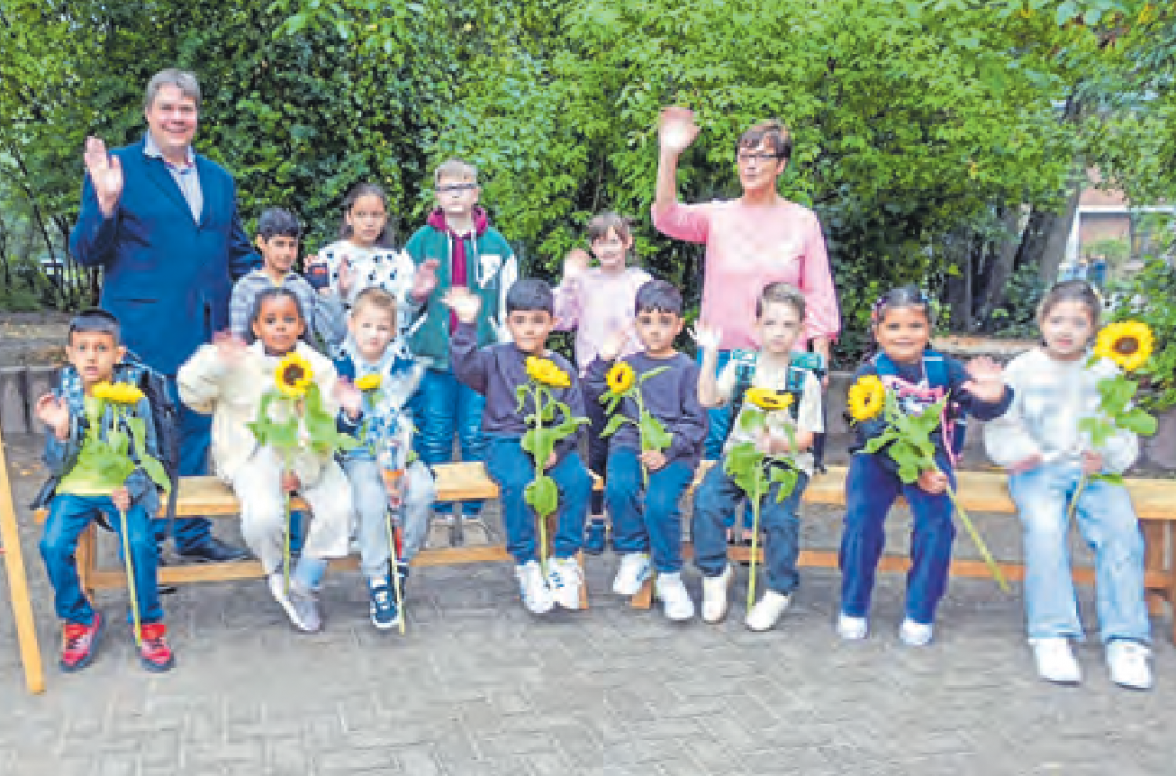 Die DaZ-Klassen mit Klassenlehrerin Rita Teichmann und Klassenlehrer Heinrich Rust. 