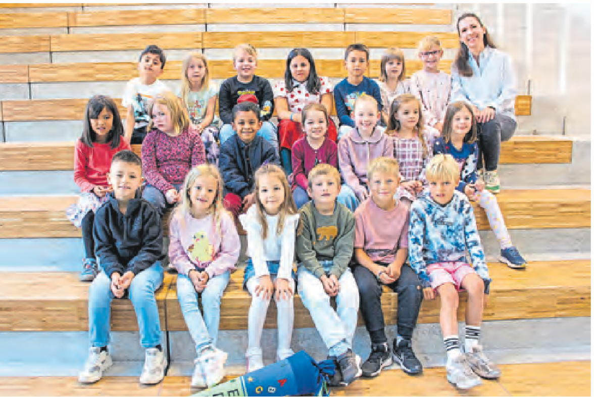 Klasse 1b mit der Klassenlehrerin Julia Wilk.