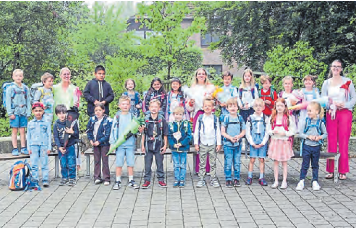 Klasse 1c mit der Klassenlehrerin Nadine Blietz (Mitte). Hinzu kommen die Erzieherinnen Sylvia Wolf und Lea Rose.