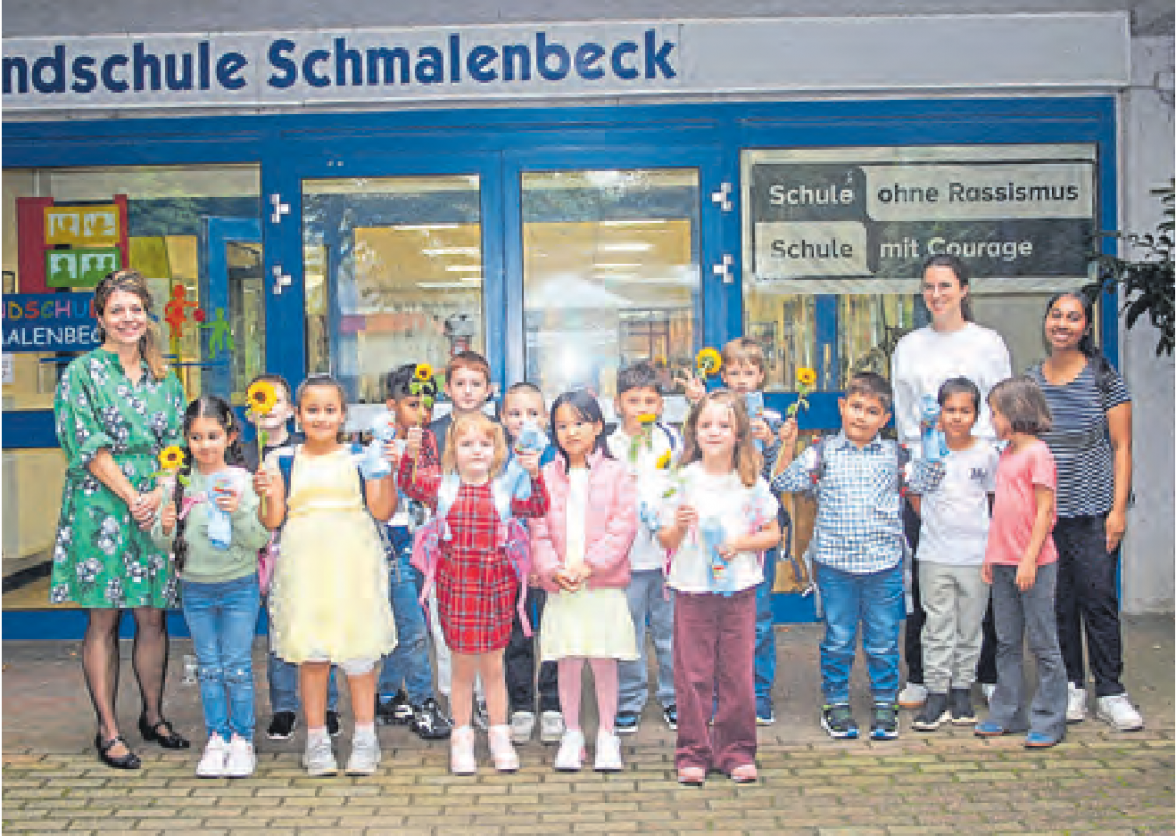 DaZ-Klasse mit der Klassenlehrerin Marijana Badurina (links), Lehrerin Lara Riege (Mitte) und BFD'lerin Abinaya Mathimugan (rechts). 