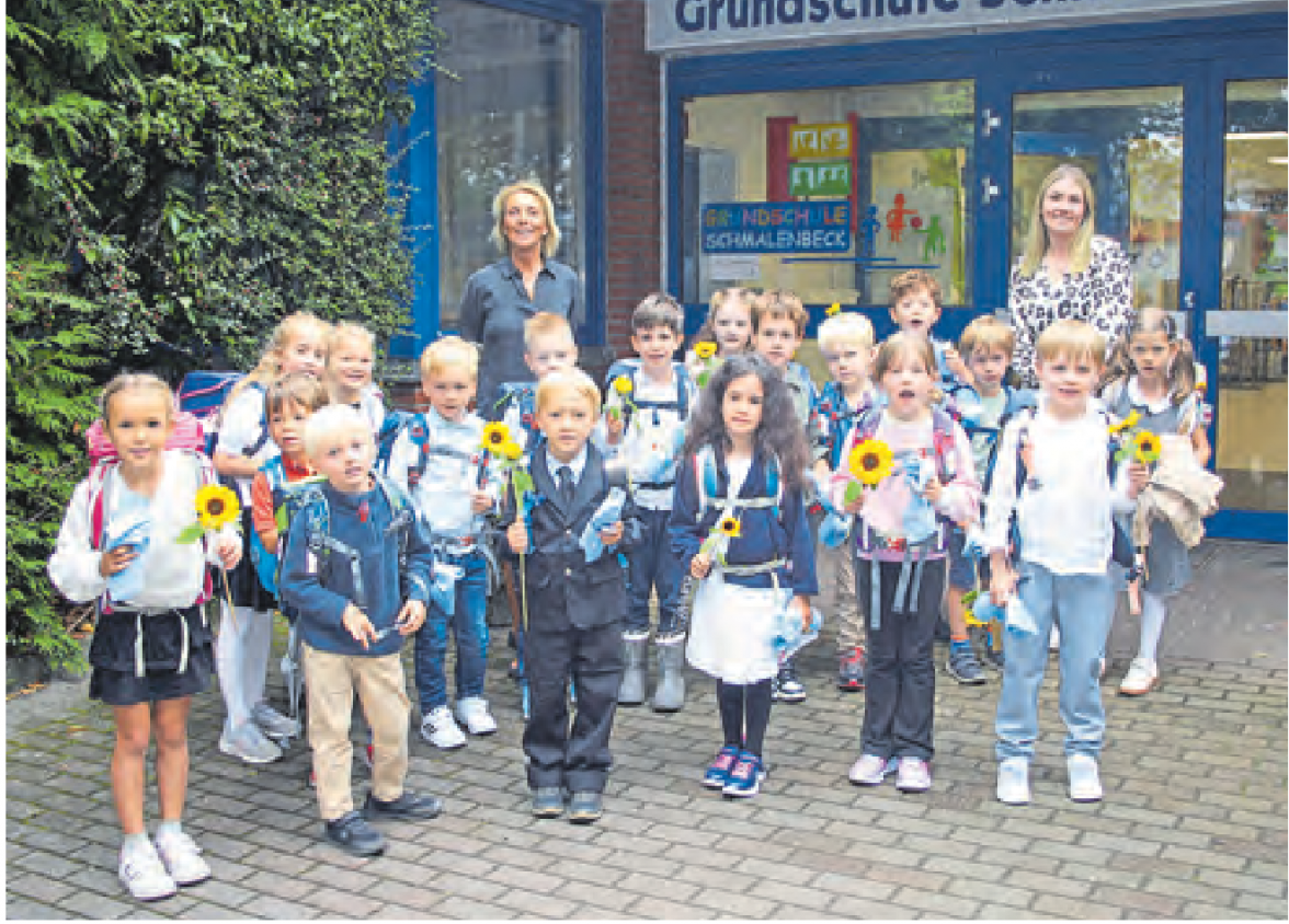 Klasse 1b mit der Klassenlehrerin Franziska Schmidtke (rechts) und Schulbegleitung Anja Wriggers (links).