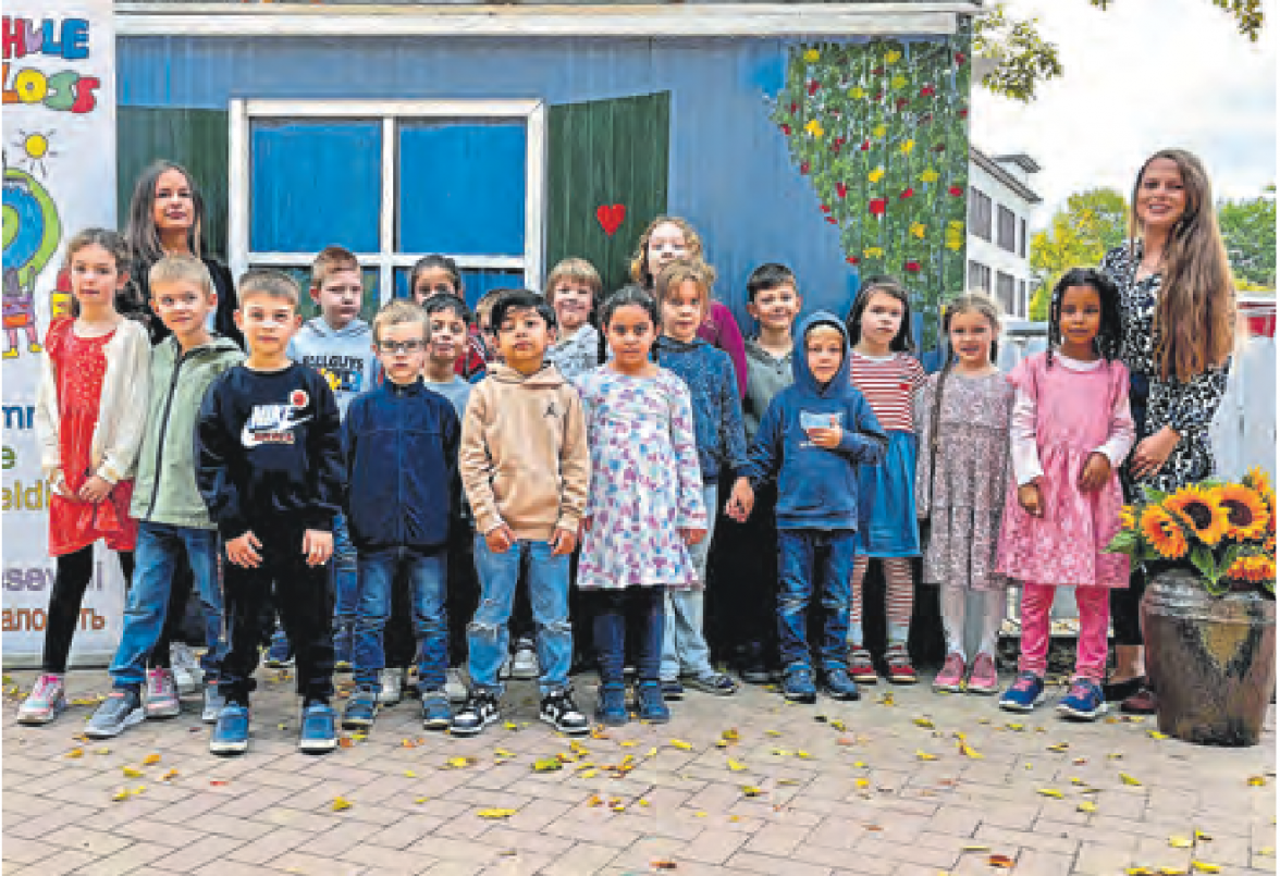 Klasse 1a mit der Klassenlehrerin Anna-Sophie Jensen (rechts) und der Erzieherin Lina Di Nanno. Fotos: Schule/hfr (6)