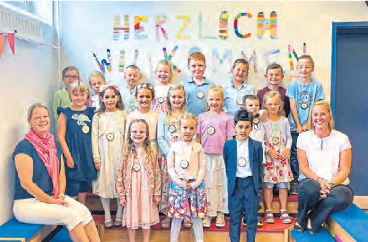 Klasse 1b mit der Klassenlehrerin Nora Stamer (rechts im Bild). 
