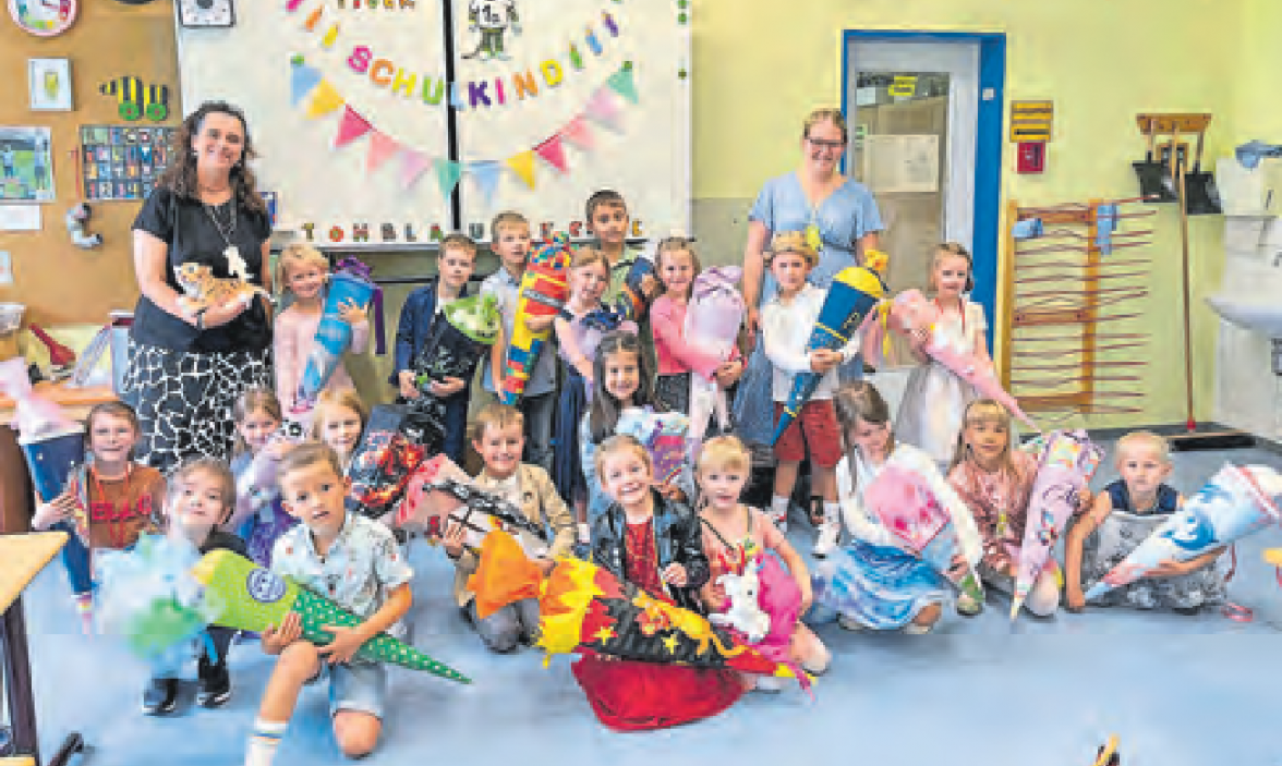 Die Klasse 1a mit Lehrerin Svea Pieper und Teampartnerin Svea Möller. Fotos: Schule im Alsterland/hfr (2)