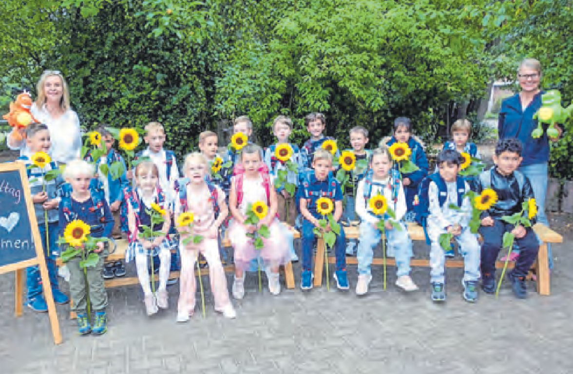 Die Klasse 1b mit Klassenlehrerin Bianca Krey-Hanten (r.) und Schulassistentin Tanja Zschorsch (I.)