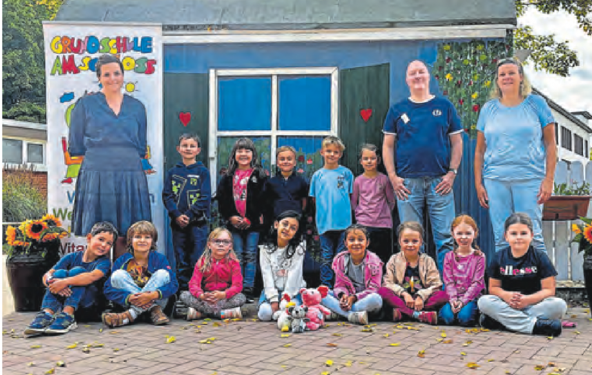 Klasse 1b mit der Klassenlehrerin Isabelle Andrick (links) und den Erzieher:innen Christian Thiesen und Christin Dörmahh.