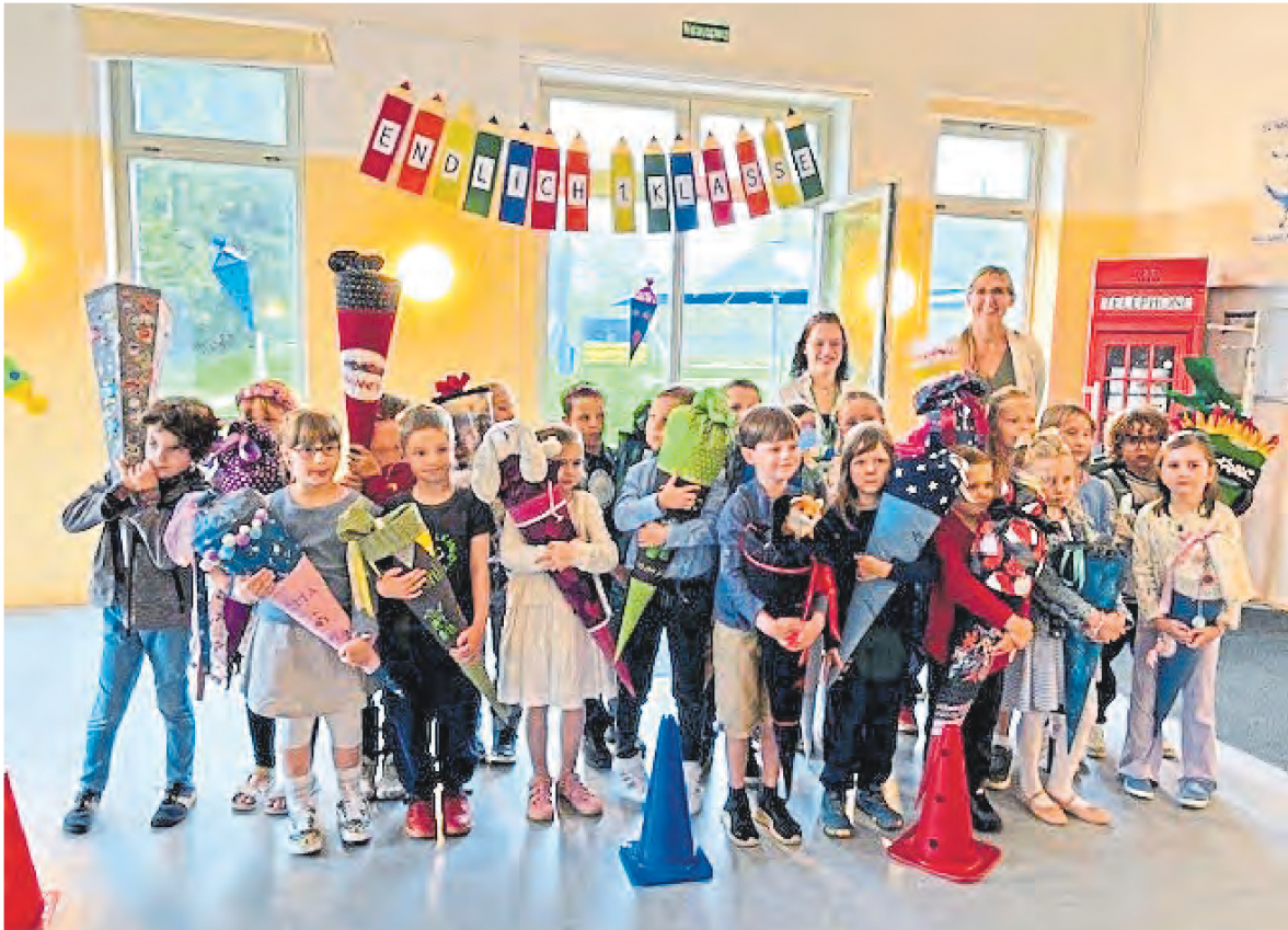 Klasse 1c (Fuchsklasse) mit der Lehrerin Martina Carpenter (rechts) und der Erzieherin der Nachmittagsbetreuung, Laura Hilbig. 
