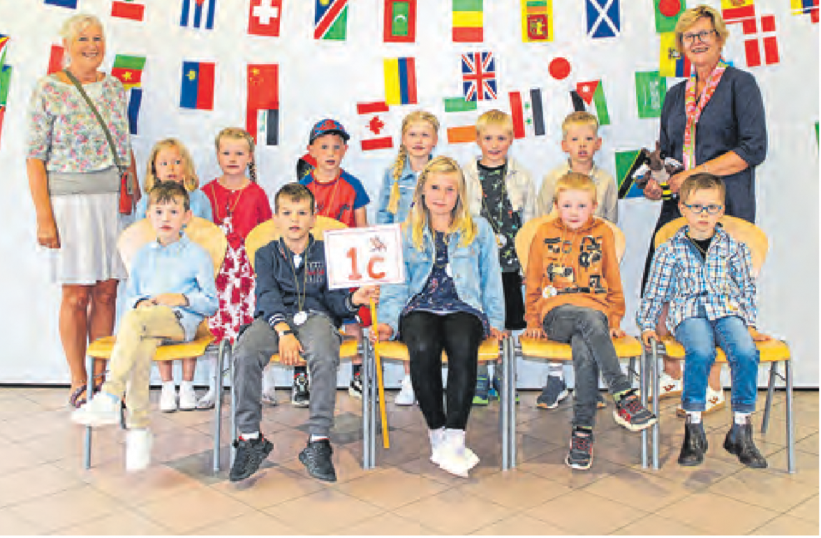 Die Klasse 1c mit ihre Klassenlehrerin Brigitta Möller (r.) und Schulassistentin Sibylle Paul (I.).