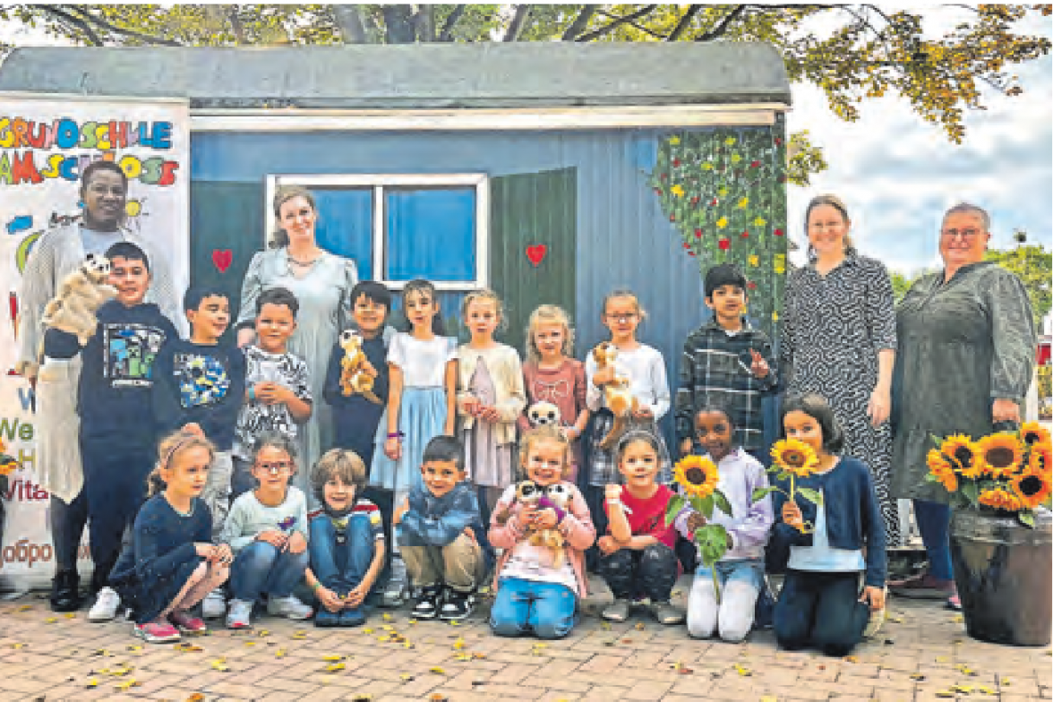 Klasse 1e mit Schulbegleiterin Eliane Ogbuih (von links) und Klassenlehrerin Kathrin Fischer sowie Klassenlehrerin Alexandra Markolf und Erzieherin Nesrin Kuspiel.