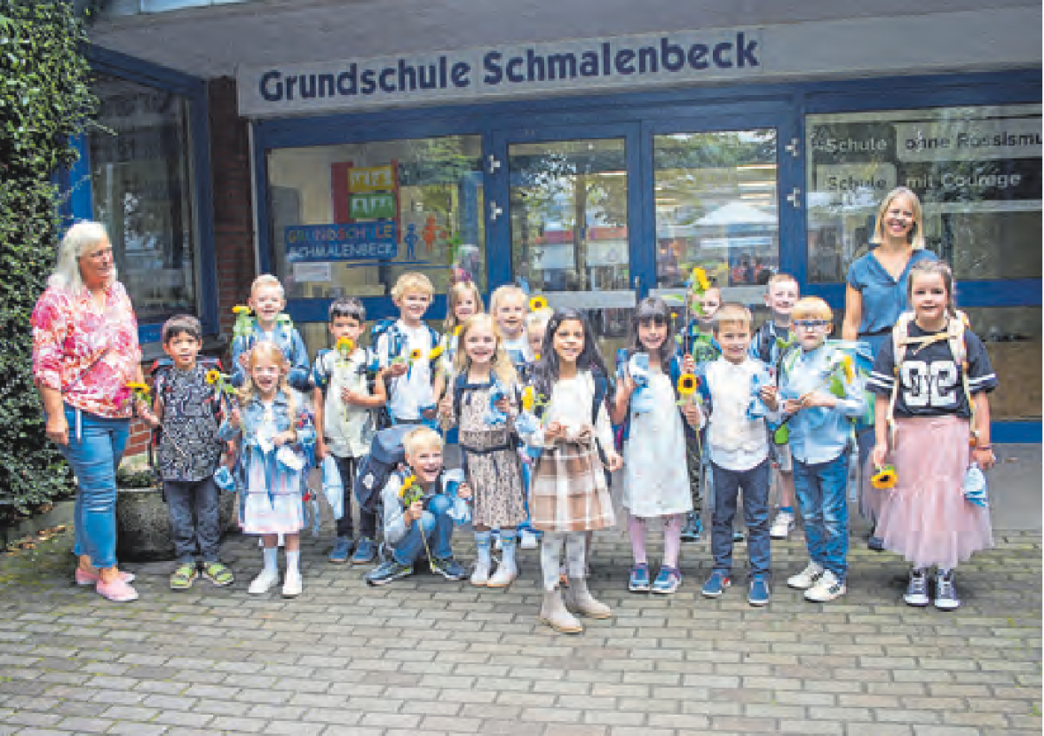 Klasse 1c mit der Klassenlehrerin Ina Schaefer (rechts) und Schulassistentin Susanne Behring (links).