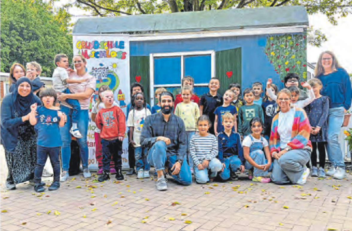 Gemeinsame Klasse 1d der Grundschule Am Schloss und 1a der Grundschule Woldenhorn mit Klassenlehrerin Kaya Lammers (von links), der Schulbegleiterin Rachida Mesbah, der Sozialpädagogischen Assistentin Petra Bartheidel sowie Erzieher Bahaa Al Salloum (Mitte), Klassenlehrerin Ilka Bielesch (2.v.re.) und Klassenlehrerin Katrin Jürgensen (rechts).