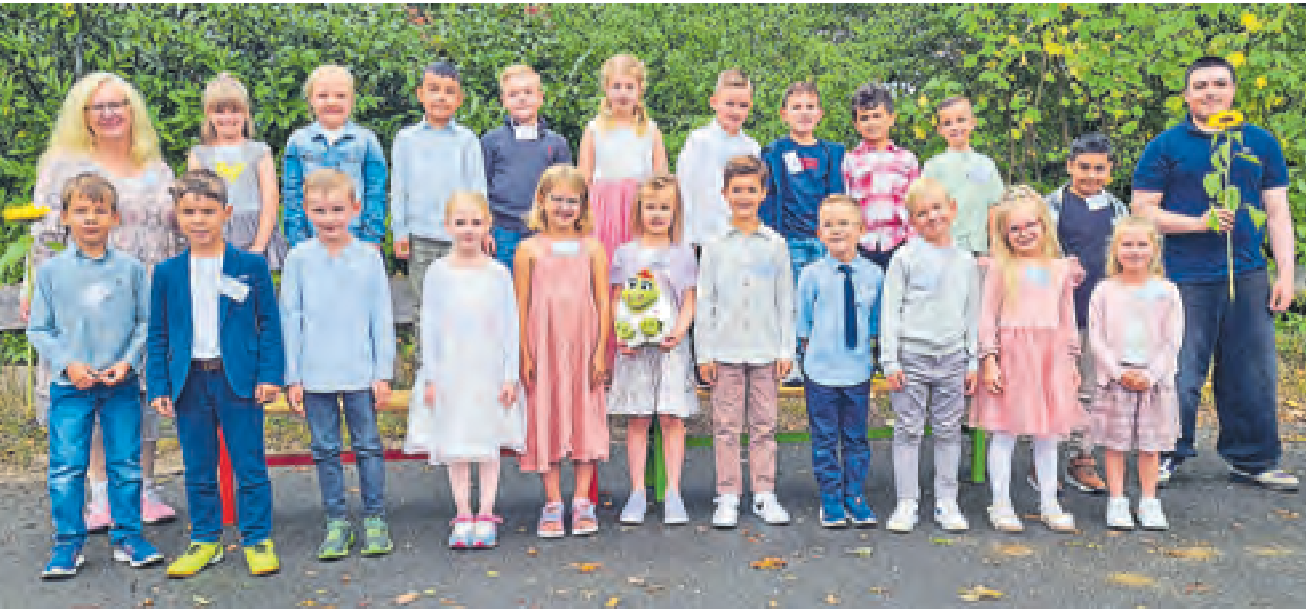 Die Klasse 1b mit Klassenlehrerin Aina Richter und Sofian Ben Abid (Bufdi). 