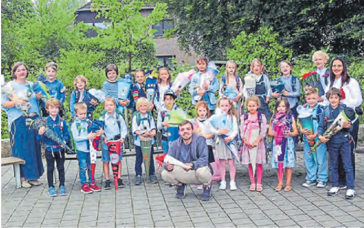 Klasse 1e mit der Klassenlehrerin Anika Burmeister (ganz links). Hinzu kommen die Erzieher:innen Rajmonda Mustafa und Liridon Asllani. 