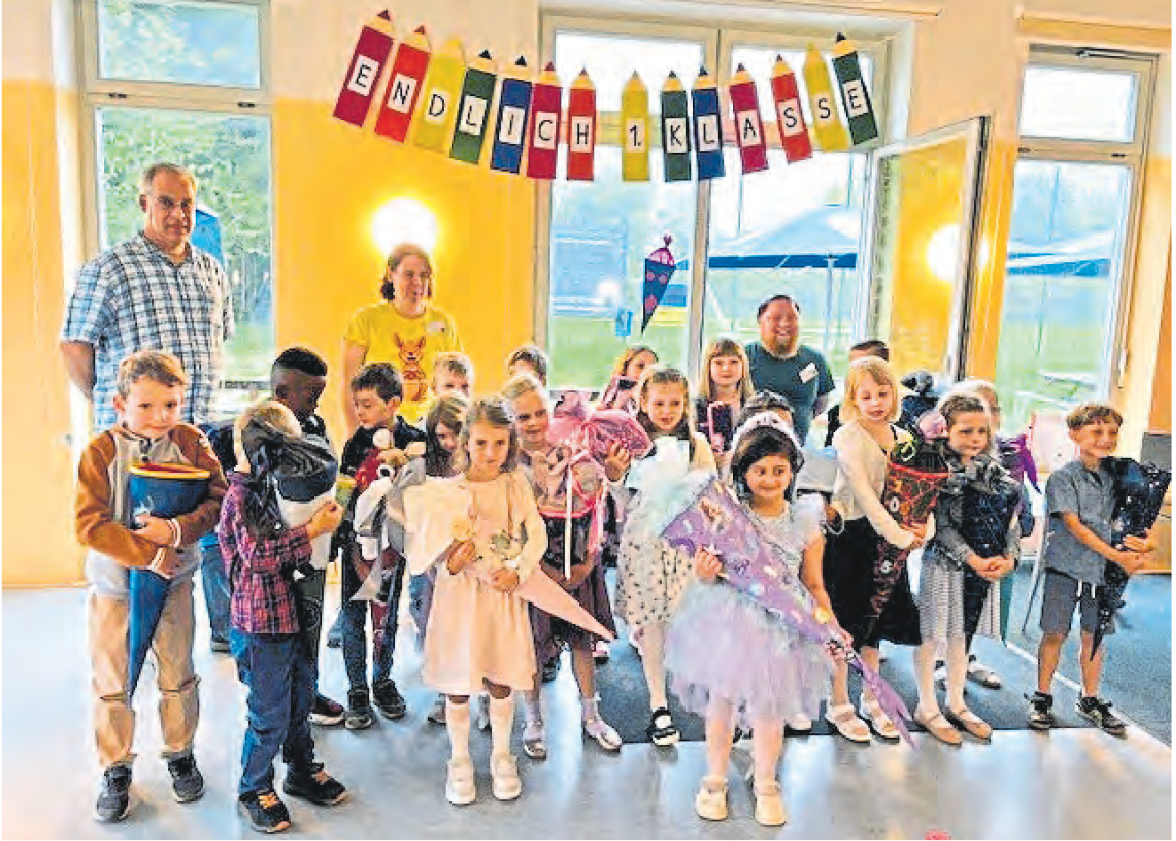 Klasse 1b (Känguruklasse) mit dem Lehrer Sven Leven (links), der Erzieherin der Nachmittagsbetreuung, Annett Schulz und dem Erzieher Daniel Just.