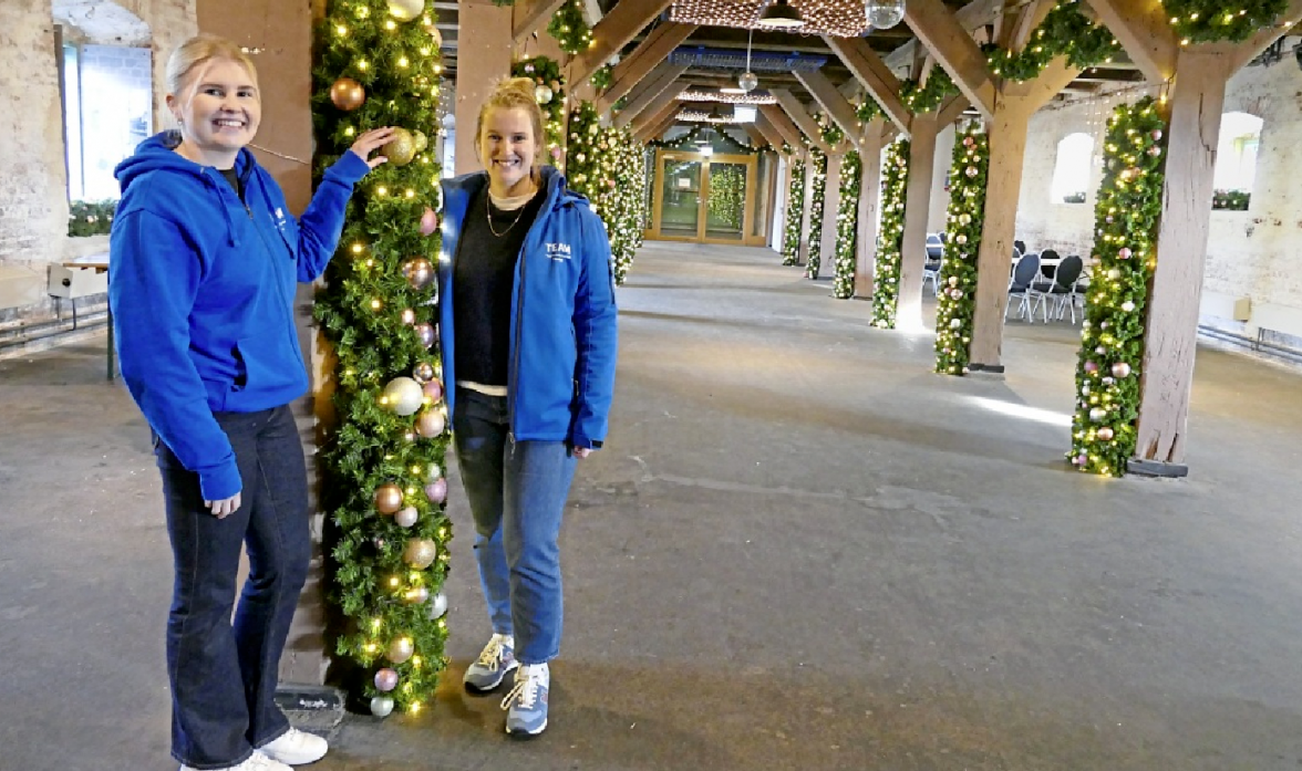 Caren Stühler (l.) und Stadtmanagerin Annalena Tiemann sind seit Monaten mit den Vorbereitungen für das Weihnachtseregnis beschäftigt.