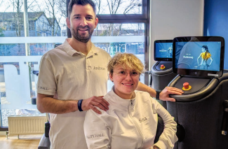 Selina Kröschel und Andreas Stölting arbeiten mit einem zertifizierten Kraftgerät.