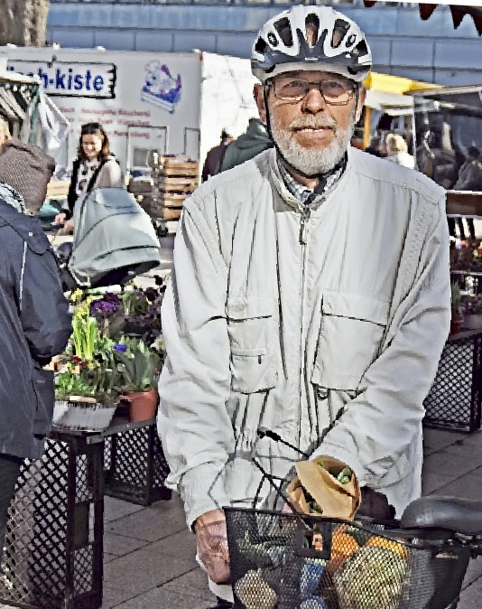 Edgar Rosenthal ist 84 Jahre alt und fährt für seinen Einkauf mit dem Fahrrad aus Thesdorf nach Pinneberg.