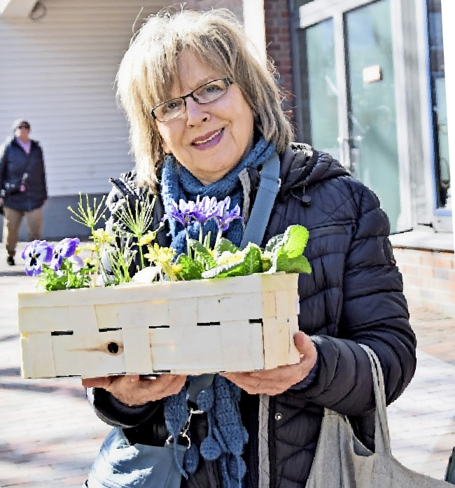 Hanne Behr aus Tangstedt hat auf dem Wochenmarkt zum Frühlingsanfang Blumen gekauft.