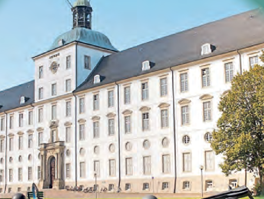 Bei schönem Wetter ist auch der Außenbereich von Schloss Gottorf sehr sehenswert - bei Regen bieten die zwei Museen vielfältige Einblicke.