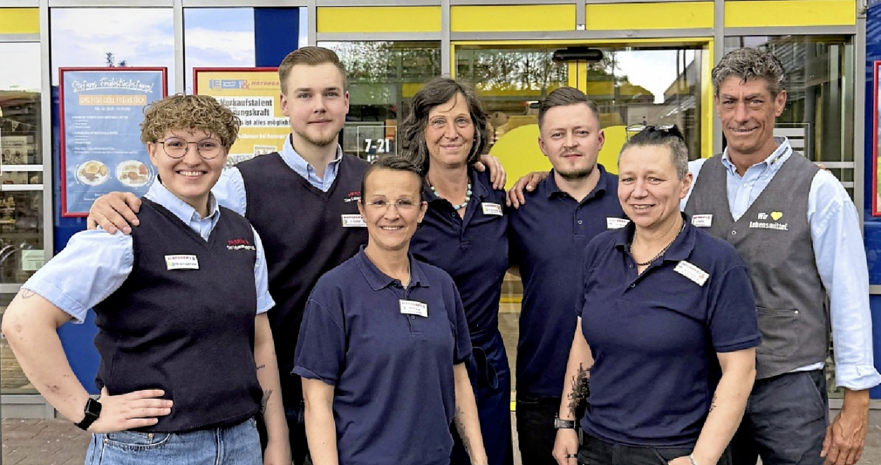 Die Marktleitung des Wedenkamper E Centers: Marieke Schippmann (von links), Jendrik Jasmer, Melanie Friese, Sabine Schellzig, Sergej Bosch, Bianca Schütz und Jürgen Sanny.