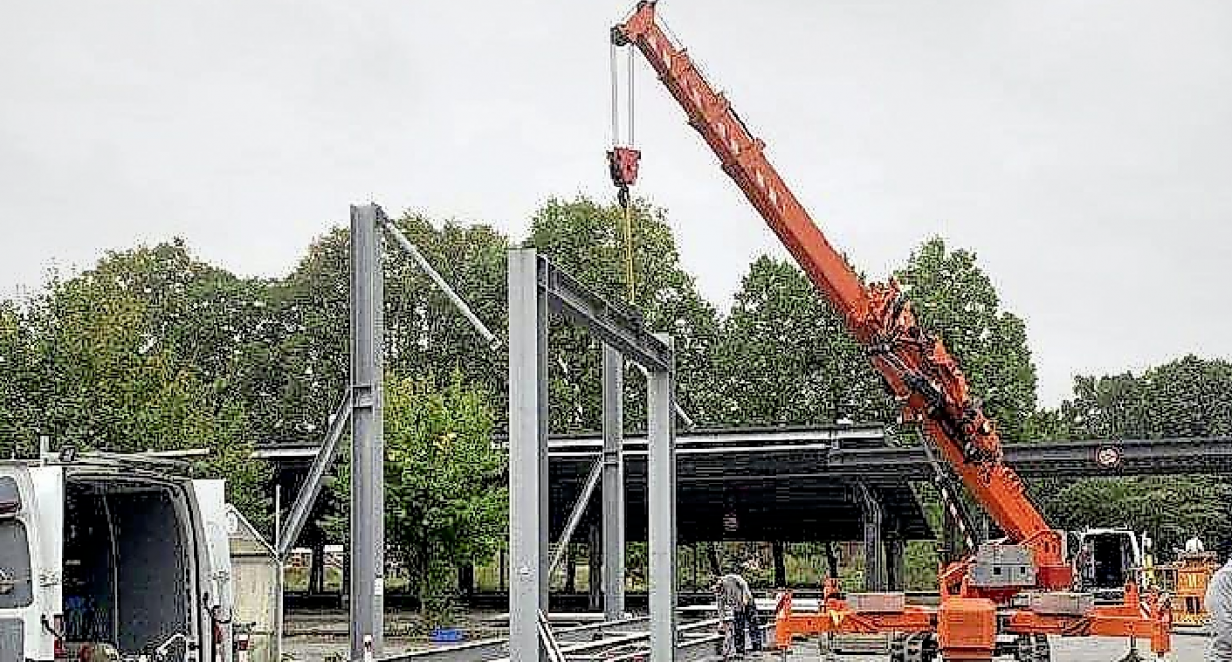 Ein Meilenstein in der Entwicklung war der Bau überdachter Parkplätze mit Installation einer Photovoltaikanlage. Mit dieser Anlage können 70 bis 80 Prozent des Stromverbrauchs selbst erzeugt werden.
