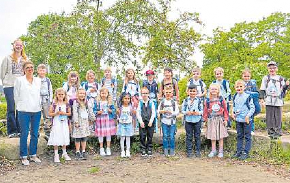 Die Klasse 1a, die Eisbärenklasse, mit Klassenlehrerin Katja Schrader und FSJlerin Silja Kock.