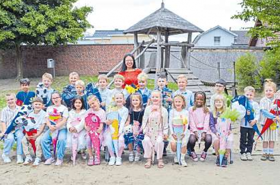 Die Klasse 1d, die Seehund-Klasse, mit Lehrerin Hong Rau-Tran.