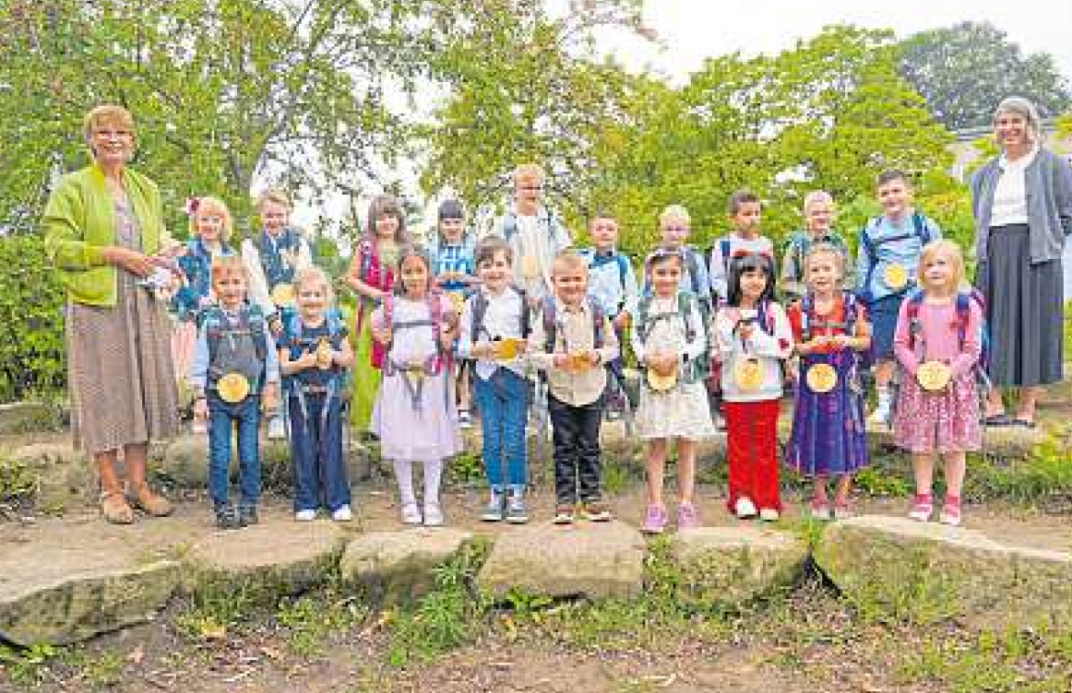 Die Klasse 1b, die Mäuseklasse, mit Klassenlehrerin Kersin Bauer und Schulassistenz Frau Niemeier.