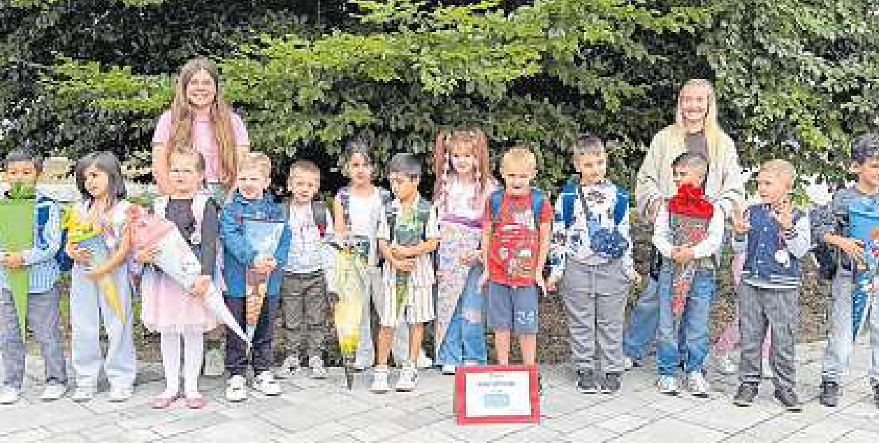 Die Klasse DaZ 1, die Waschbären mit den Lehrern Mara Seichter und Jil Benthien.
