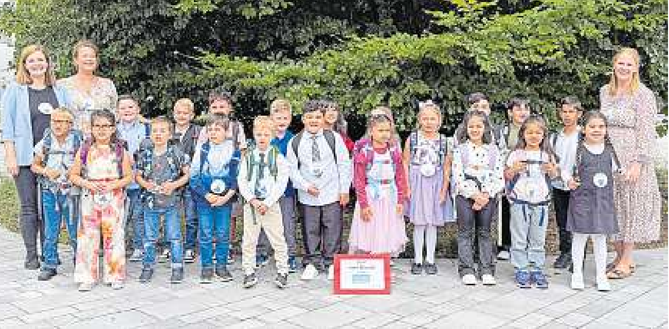 Die Klasse 1e, die Koalas, mit den Lehrern Isabel Kramer, Svenja Jürgensen und Alice Launer.